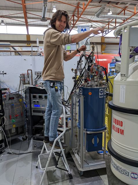 Xaver Brems inserts his probe into the cryostat